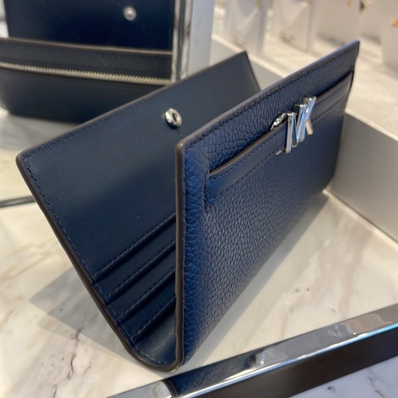 Michael Kors Reed Large Bifold Pebbled Leather Snap Wallet Card Case 
Navy 
NWT - Picture 12 of 16